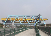 一局新运公司沪通项目架桥机顺利通过跨沪宜公路钢桁梁